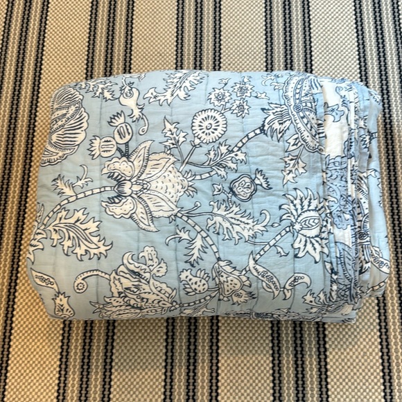 Roberta Roller Rabbit Amanda Quilt Blue Bell, King - Picture 2 of 5